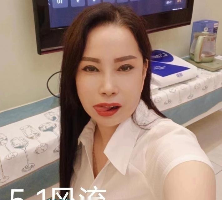 细腰大臀长腿少妇