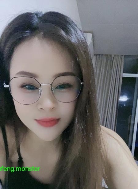 万达丰臀眼镜少妇