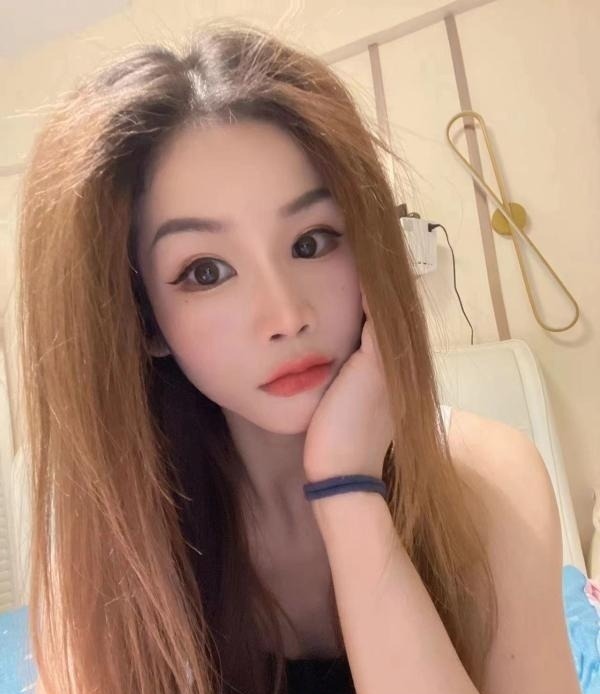 深喉伸舌头湿吻广西妹