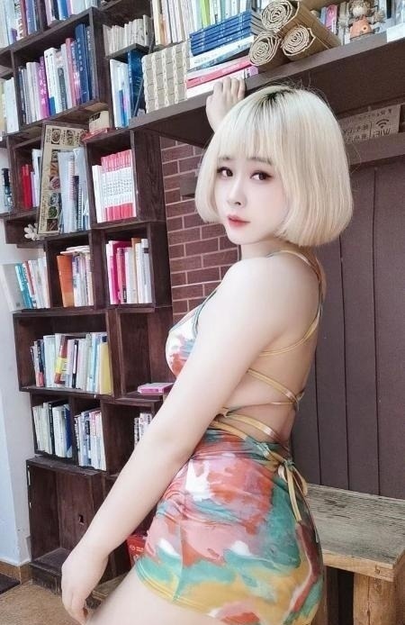 肉丝大屁股骚妹子
