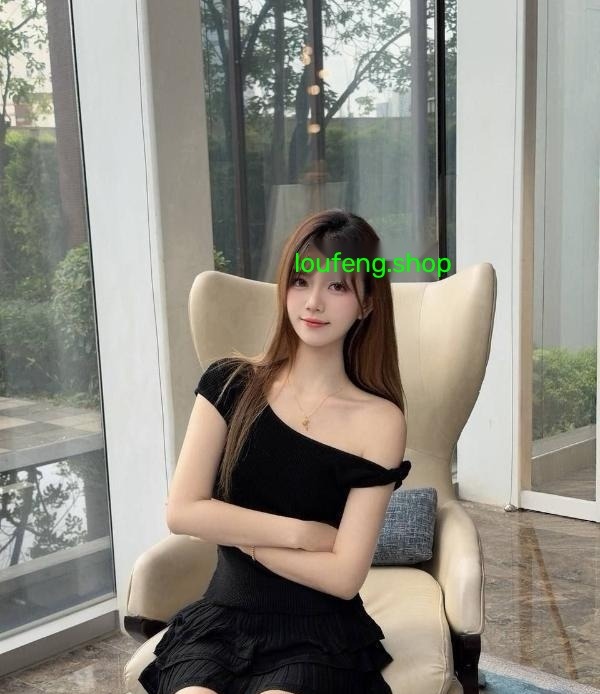 皮肤白嫩邻家女友老师