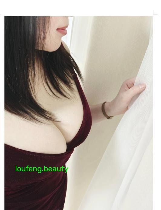 电视塔性感巨乳少妇