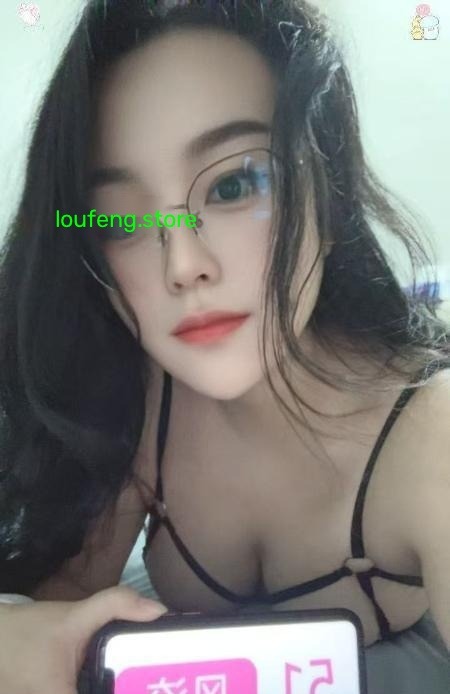 舌吻眼镜骚女兰兰
