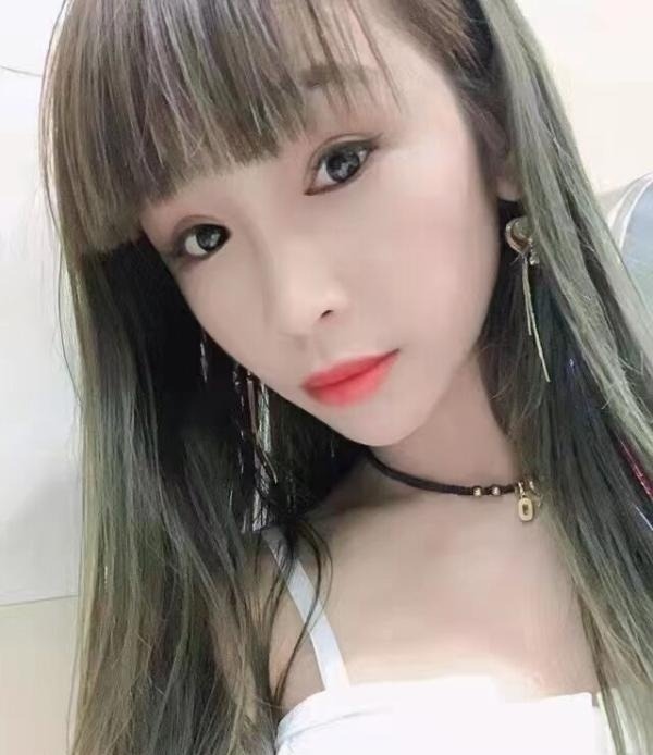 市中心娇小型美女
